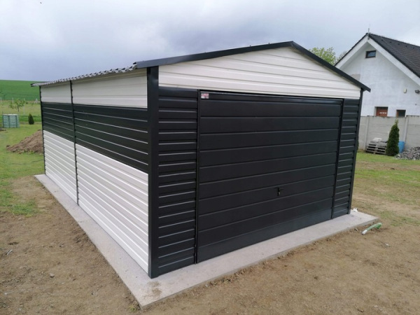 Premium plechová garáž 4×6 m – Biela RAL 9010 / Čierna RAL 9005, sedlová strecha, 2 okná P 2