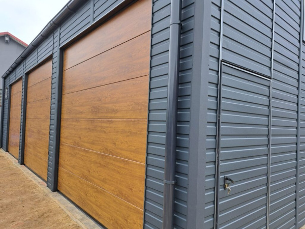 🤩 Prémiová garáž s tromi sekčnými bránami – Rozmery 12x8 m 2