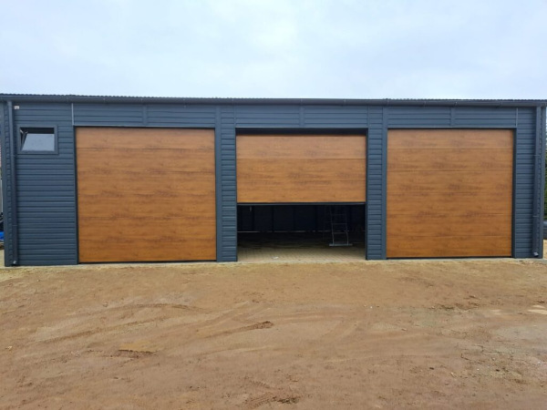 🤩 Prémiová garáž s tromi sekčnými bránami – Rozmery 12x8 m 3