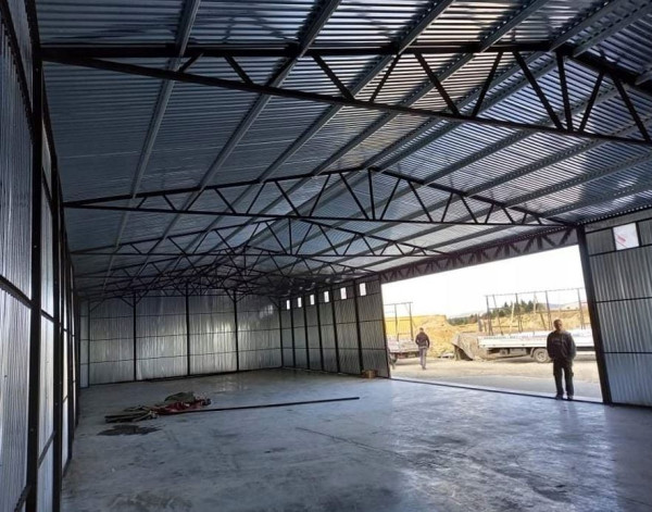 Veľká plechová hala 27 × 10 m 3