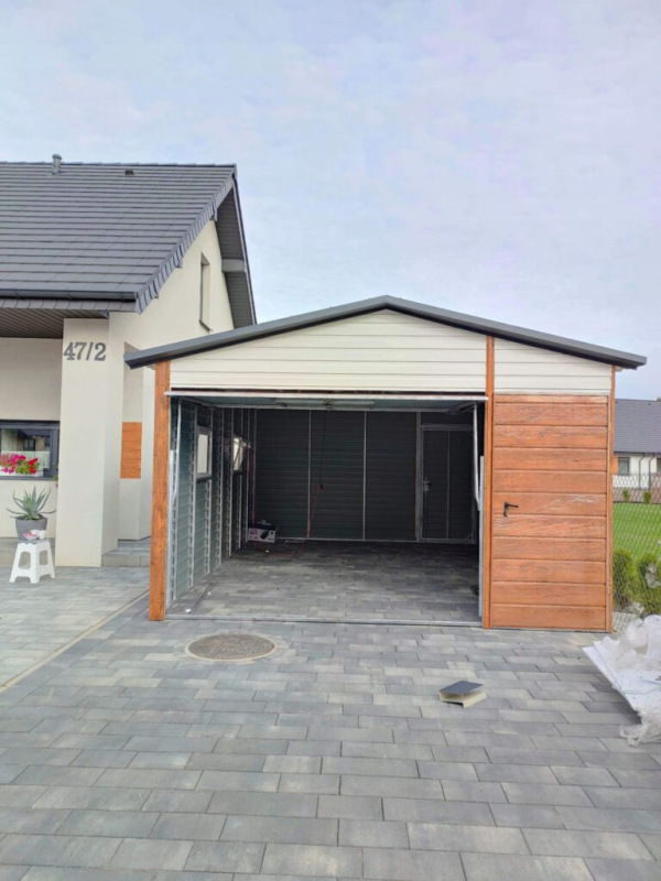 Plechová garáž 4×6 m – biela + zlatý dub, sedlová strecha, automatická brána 2