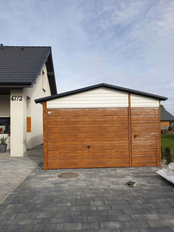 Plechová garáž 4×6 m – biela + zlatý dub, sedlová strecha, automatická brána 3