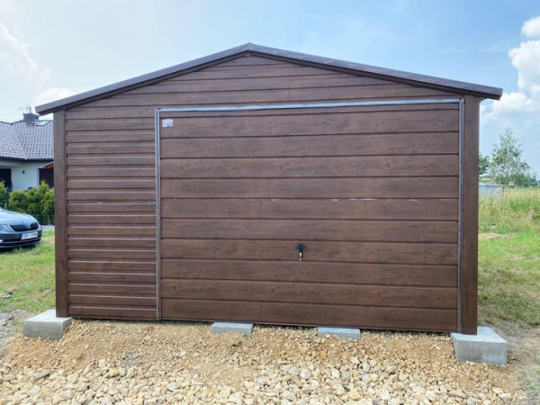 Plechová garáž 4×6 m – Orech, sedlová strecha, zosilnená konštrukcia 3