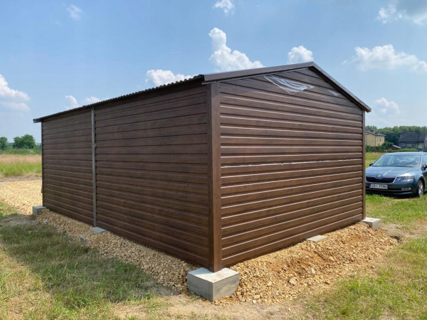 Plechová garáž 4×6 m – Orech, sedlová strecha, zosilnená konštrukcia 2