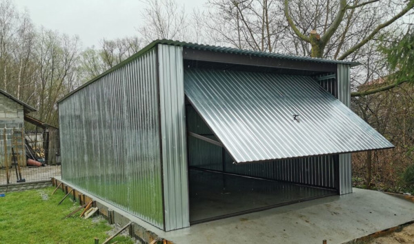 Pozinkovaná plechová garáž 4×6 m – spád dozadu, výklopná brána 4