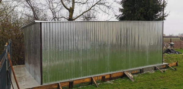 Pozinkovaná plechová garáž 4×6 m – spád dozadu, výklopná brána 3