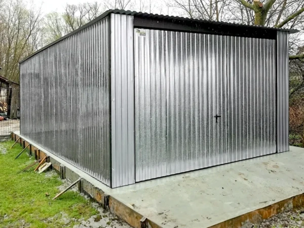 Pozinkovaná plechová garáž 4×6 m – spád dozadu, výklopná brána 2