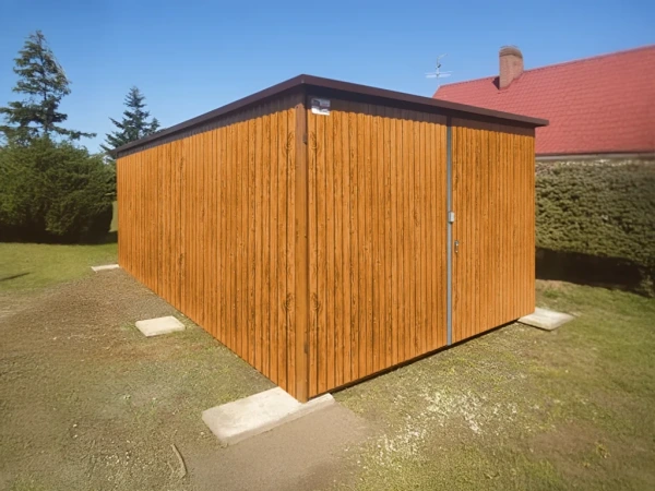 Plechová garáž 3×5 m so spádom dozadu, dvojkrídlovou bránou DREVODEKOR 1