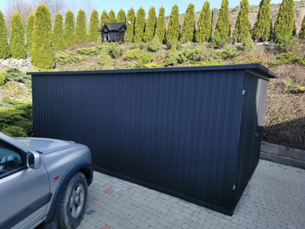 Plechová garáž 3×5 m so spádom dozadu, dvojkrídlovou bránou – RAL 9005 (čierna) 2