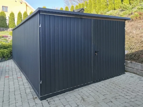 Plechová garáž 3×5 m so spádom dozadu, dvojkrídlovou bránou – RAL 9005 (čierna) 3