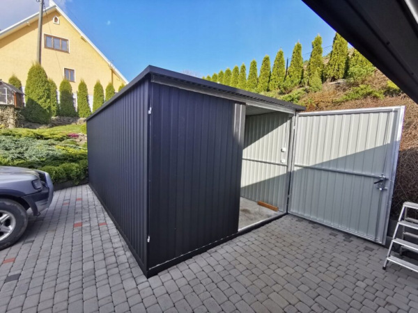 Plechová garáž 3×5 m so spádom dozadu, dvojkrídlovou bránou – RAL 9005 (čierna) 1