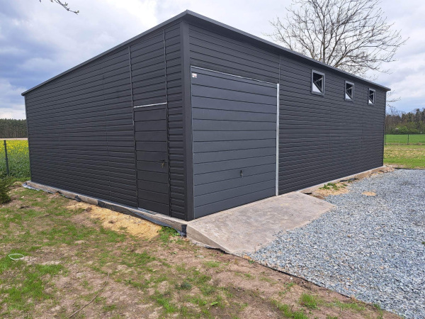 Kovová garáž s výklopnou bránou – RAL 7016 / RAL 9005 6