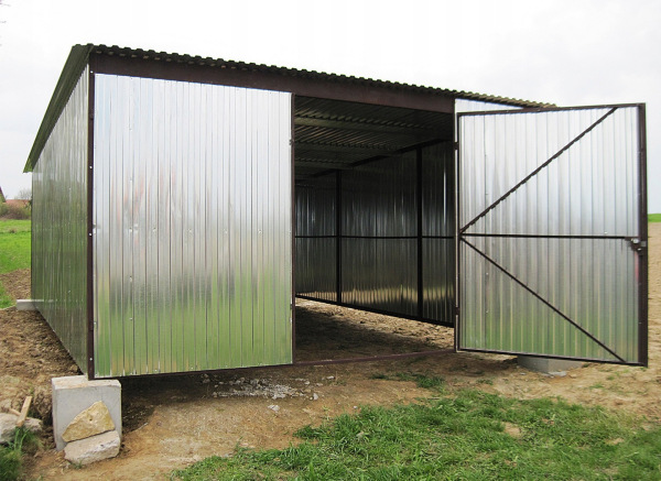 Plechová garáž 4×5 m – pozinkovaná, dvojkrídlová brána, pultová strecha 2