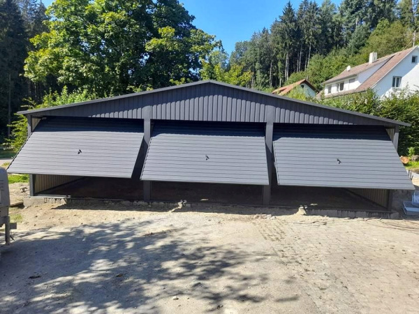 Plechová garáž 9×5 m – 3× výklopná brána 1