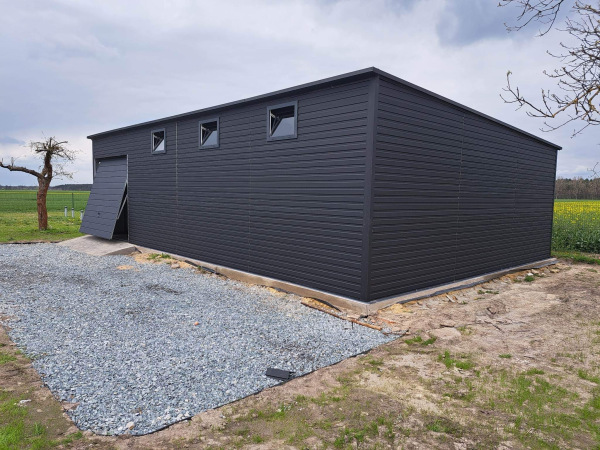Kovová garáž s výklopnou bránou – RAL 7016 / RAL 9005 3