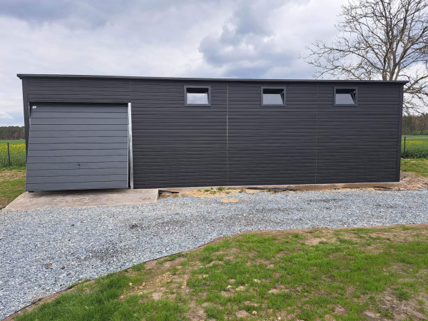 Kovová garáž s výklopnou bránou – RAL 7016 / RAL 9005 4